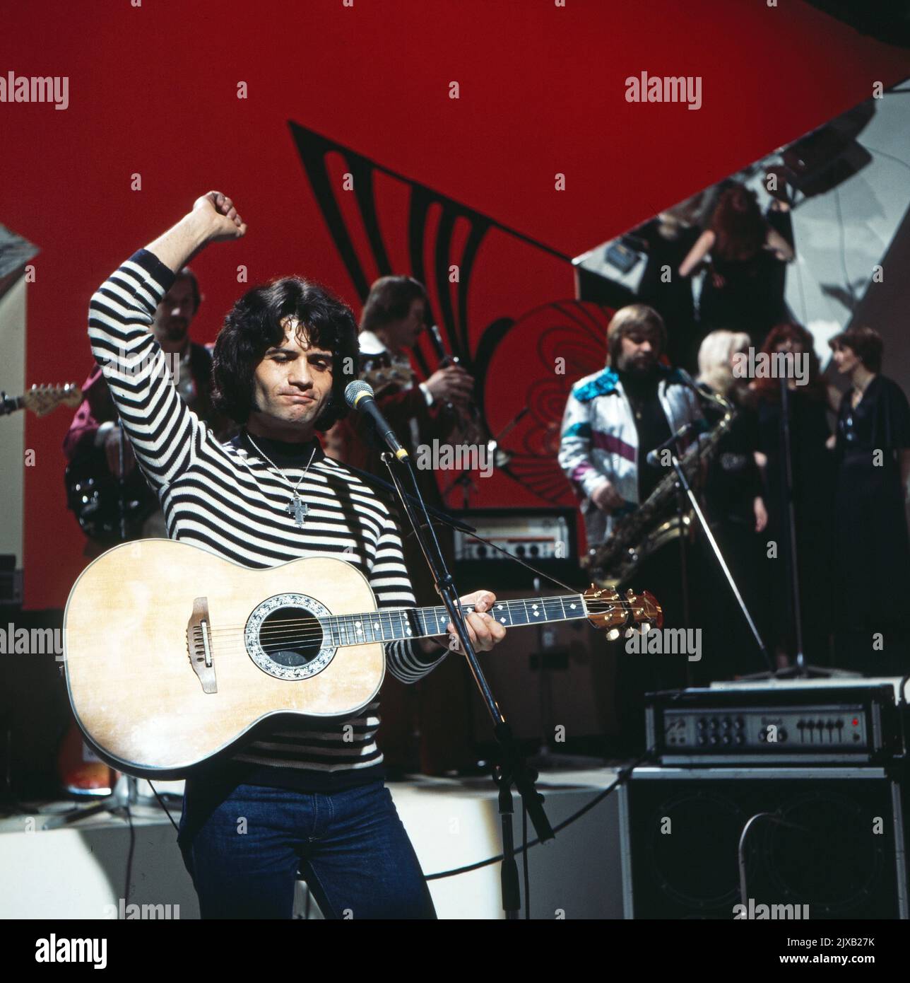 Costa Cordalis Show, Unterhaltungsshow, Deutschland 1977, Mitwirkende: Costa Cordalis singt mit den Hitkids Songs von Elvis Presley. Stock Photo