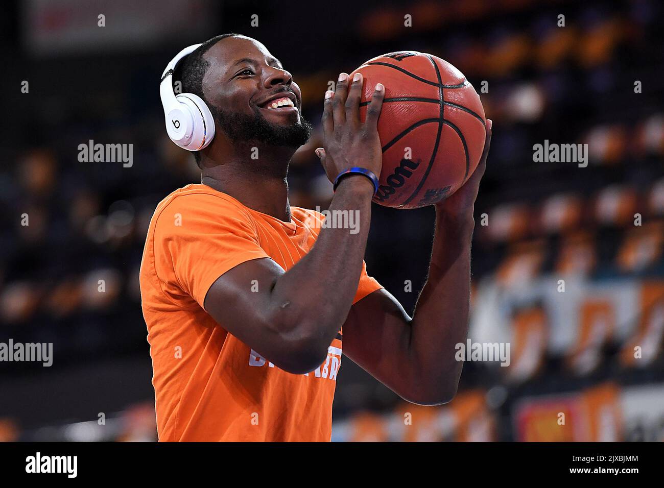 Scoochie Smith of the Taipans warms up prior to the round twelve NBL