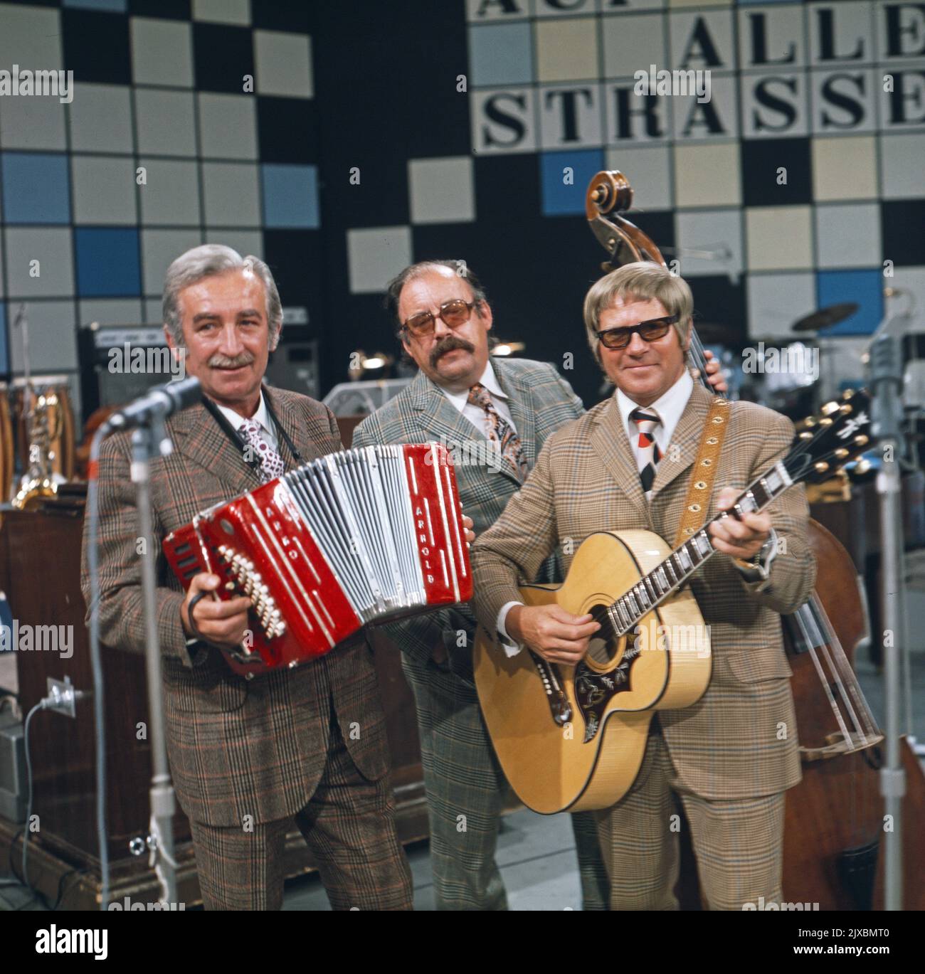 Die 3 Travellers, deutsches Musiktrio, bestehend aus Fred Oldörp (Bandoneon), Eddie Rothe (Gitarre) und Mischa Andrejew (Kontrabass), bei einem Fernsehauftritt, Deutschland 1975. Stock Photo