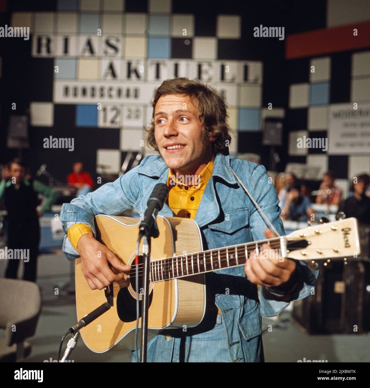 Michael Thilo, deutscher Sänger und Songschreiber, bei einem Fernsehauftritt, Deutschland 1975. Stock Photo