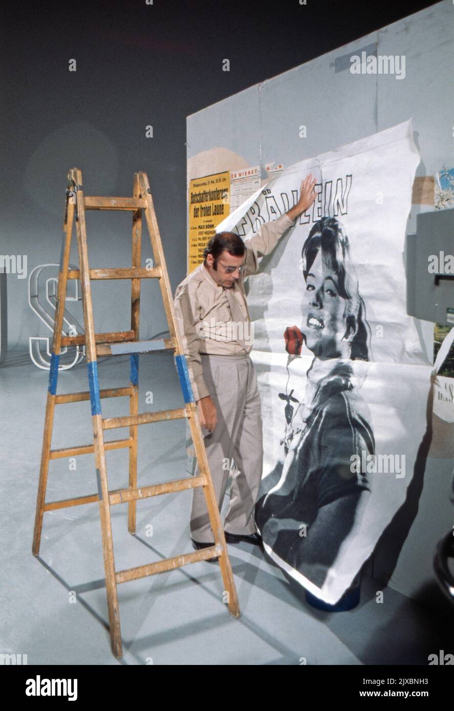 Chris Howland, britischer Schlagersänger, Schauspieler, Fernseh- und Radiomoderator, hängt ein Plakat auf, Deutschland 1975. Stock Photo