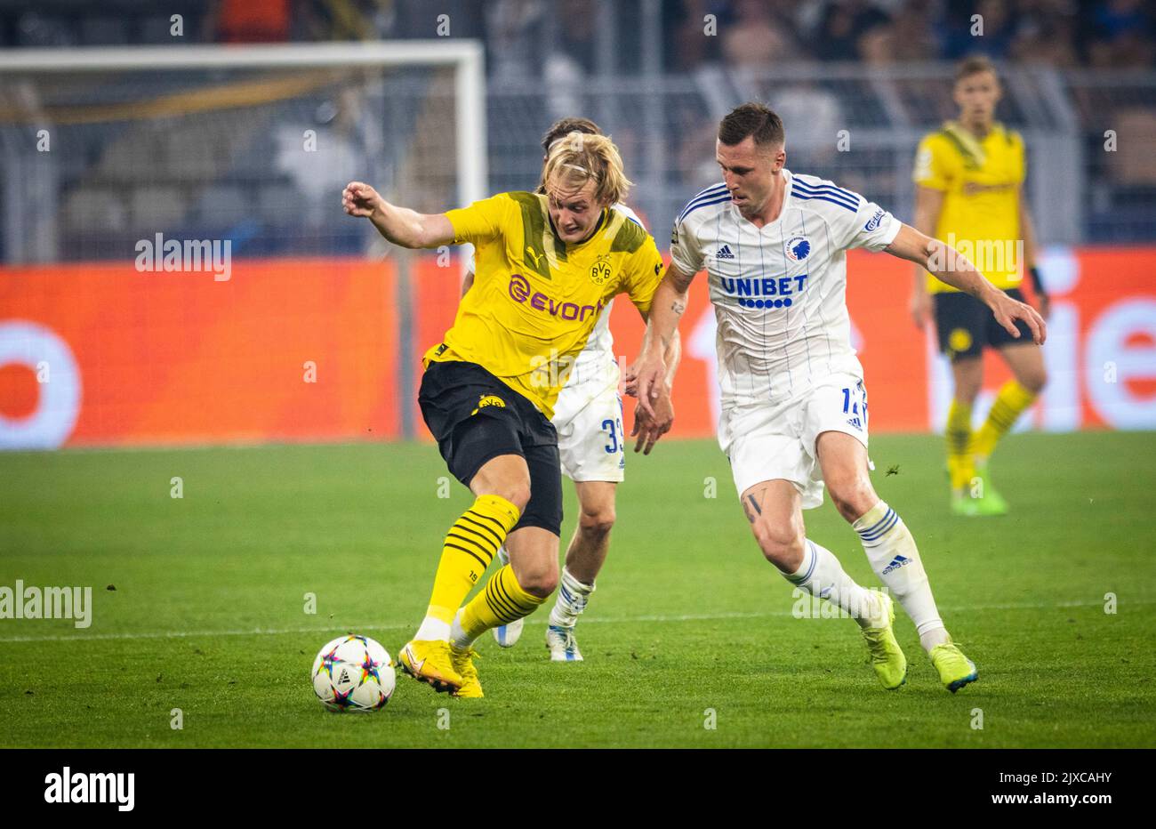 Julian Brandt (BVB), Lukas Lerager (FCK) Borussia Dortmund - FC Kopenhagen  06.09.2022, Fussball; Saison 2022/23  Foto: Moritz Müller  Copyright (nur Stock Photo