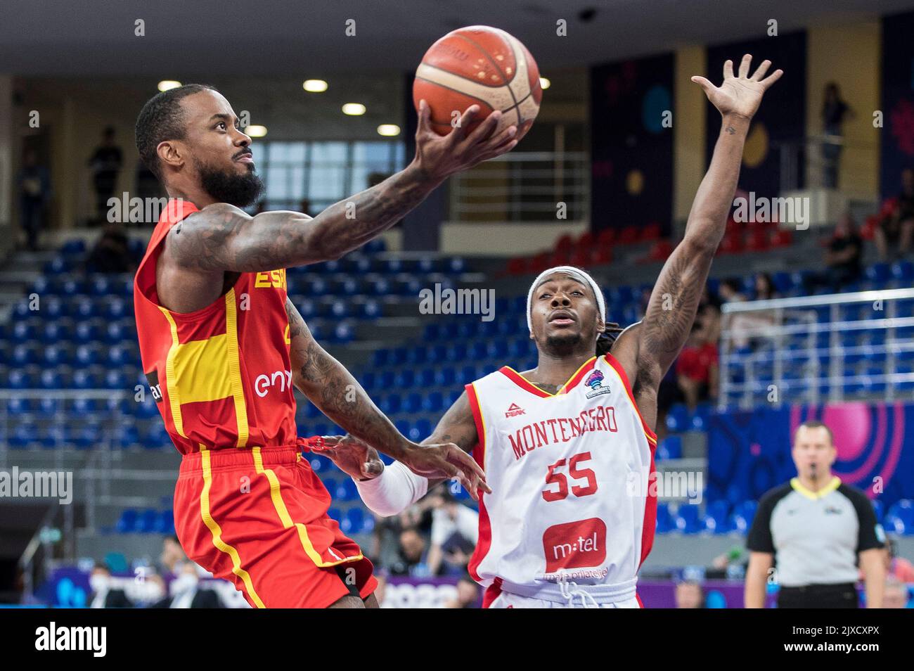 Tbilisi, Georgia, 6th September 2022. Kendrick Dennard Perry of Montenegro tries to block Lorenzo D'ontez Brown of Spain during the FIBA EuroBasket 2022 group A match between Montenegro and Spain at Tbilisi Arena in Tbilisi, Georgia. September 6, 2022. Credit: Nikola Krstic/Alamy Stock Photo