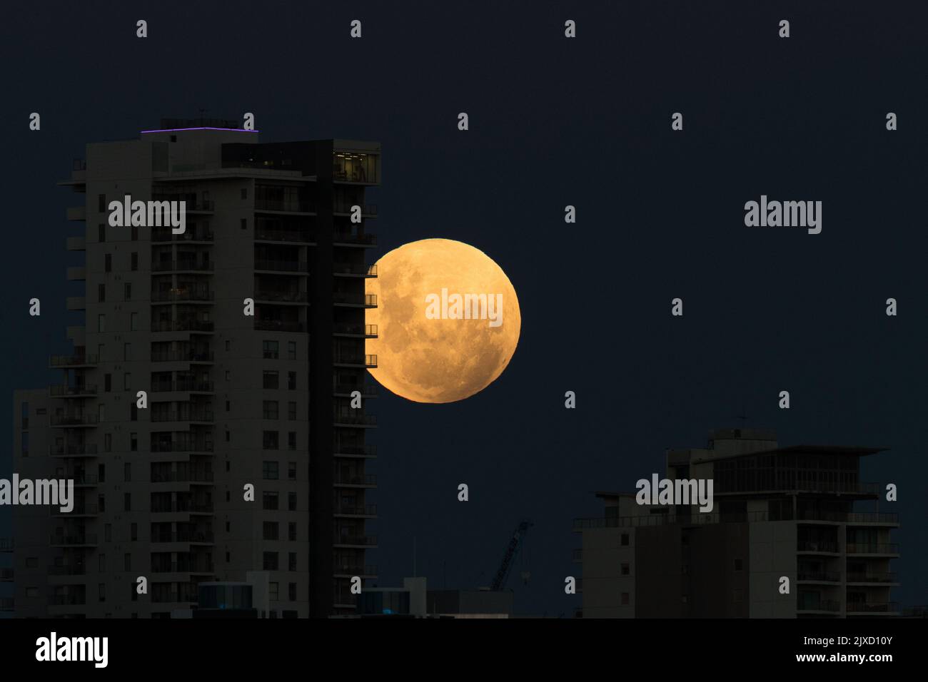 A super blue blood moon rises over the city of Perth in Western ...