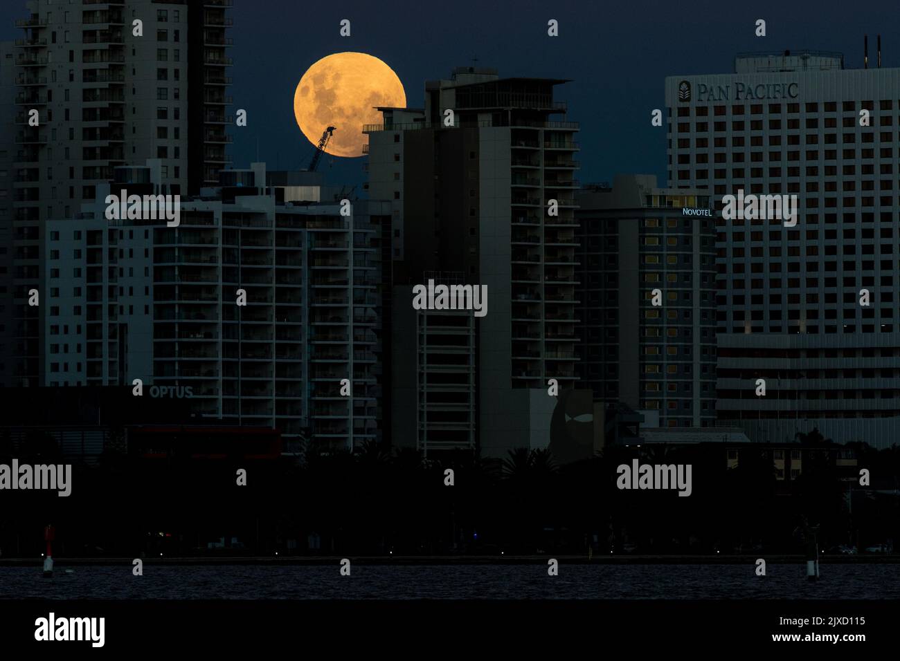 A super blue blood moon rises over the city of Perth in Western ...