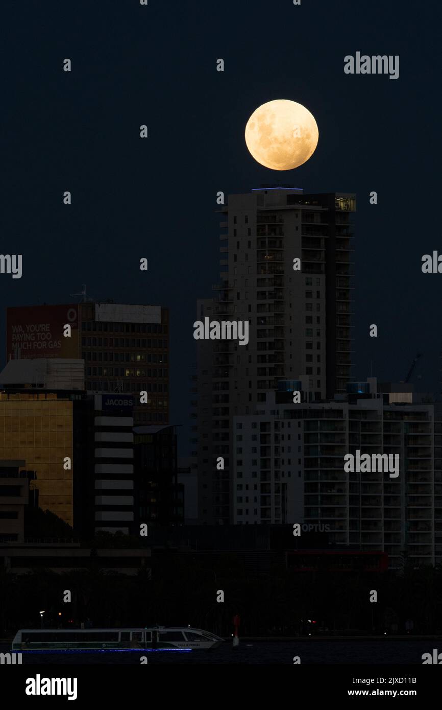 A super blue blood moon rises over the city of Perth in Western ...