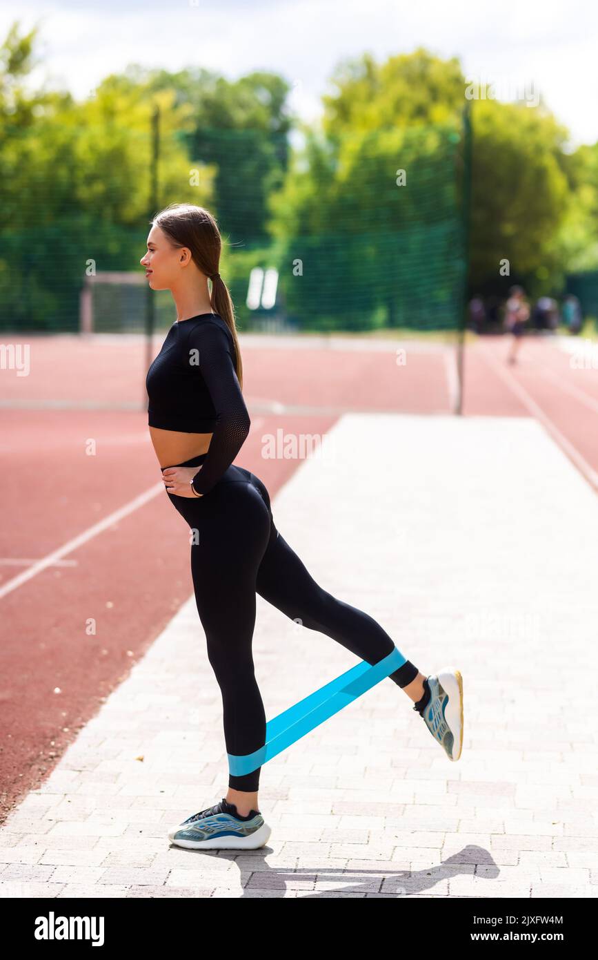 Abs resistance band woman hi-res stock photography and images - Alamy