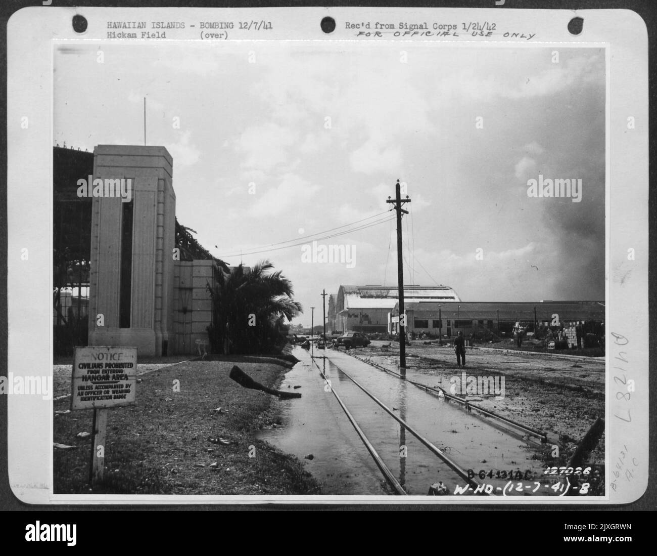 Hawaiian Islands - Bombing 12/7/41 - Hickam Field, First Army Photos Of Bombing Of Hawaii, Dec. 7, 1941. Looking South Down Hanagr Avenue With Largest Hangars In Background Damaged By Fire. Hickam Field, Hawaii. Stock Photo
