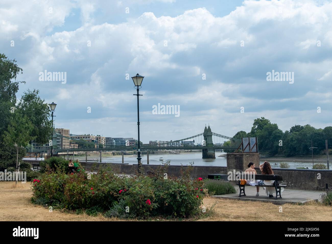 London- August 2022: Hammersmith Thames path with Hammersmith Bridge over the River Thames Stock Photo