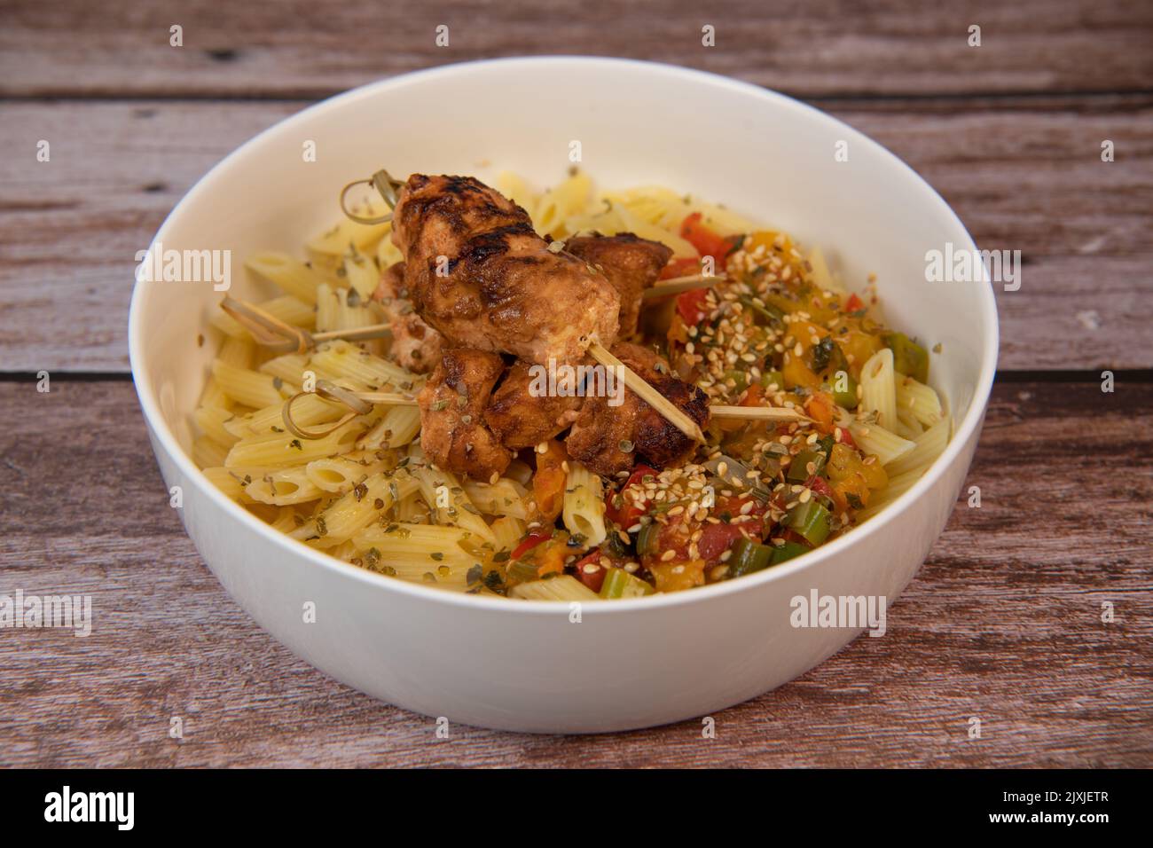 Recipe for chicken shish taouk brochettes with pasta and vegetables Stock Photo