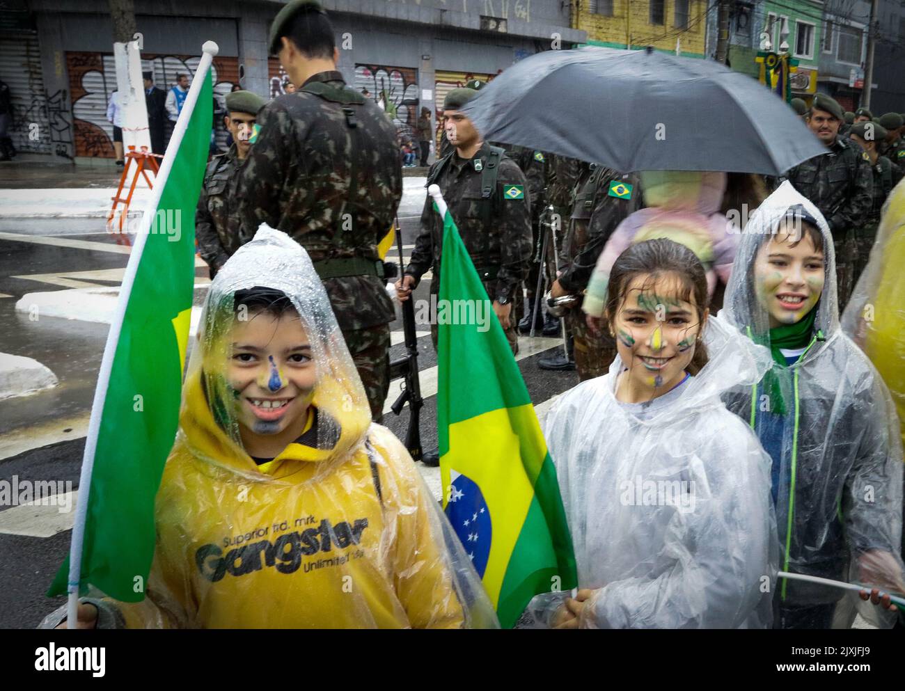 SÃO PAULO, SP - 07.09.2022: 200 ANOS DA INDEPENDÊNCIA DO BRASIL - Thousands of people attend the civic parade on this rainy Wednesday (7), which, due to the celebrations of the 200th anniversary of the Independence of Brazil, is taking place in the Ipiranga neighborhood in the south of São Paulo. Part of the people carried the national flag, shirts of the Brazilian team and shirts in defense of President Jair Bolsonaro. (Photo: Aloisio Mauricio/Fotoarena) Stock Photo
