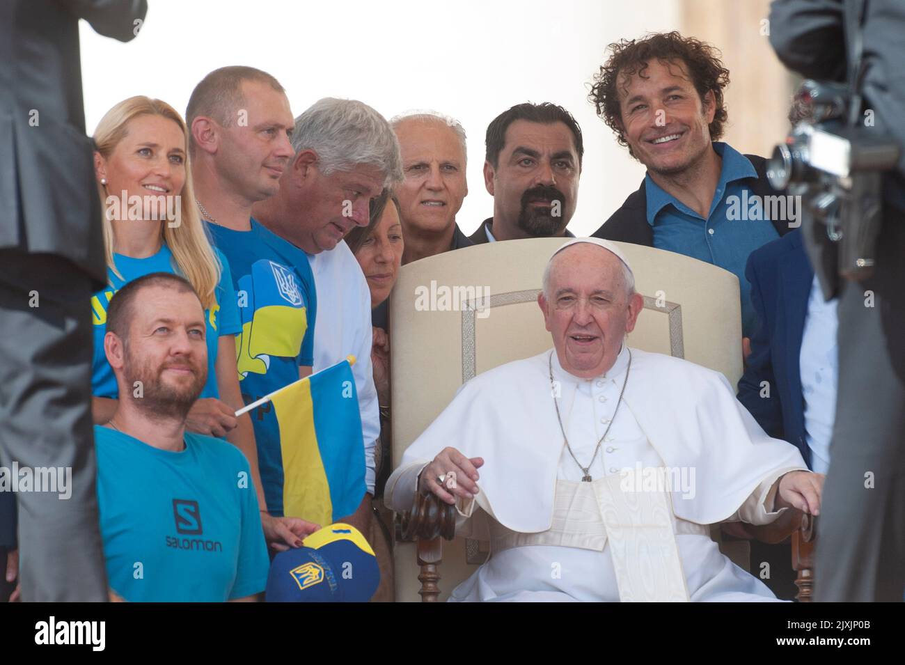 Rome, Italia. 07th Sep, 2022. Italy, Rome, Vatican, 22/09/07. Pope Francis takes a photo with Ukrainian refugees during weekly General Audience in St. Peter's Square.Papa Francesco scatta una foto con i rifugiati ucraini durante l'udienza generale settimanale in Piazza San Pietro. Photo by Massimiliano MIGLIORATO/Catholic Press Photo Credit: Independent Photo Agency/Alamy Live News Stock Photo