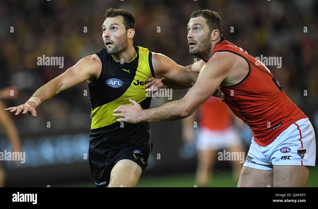 Toby Nankervis of the Tigers (left) and Tom Bellchambers of the Bombers ...