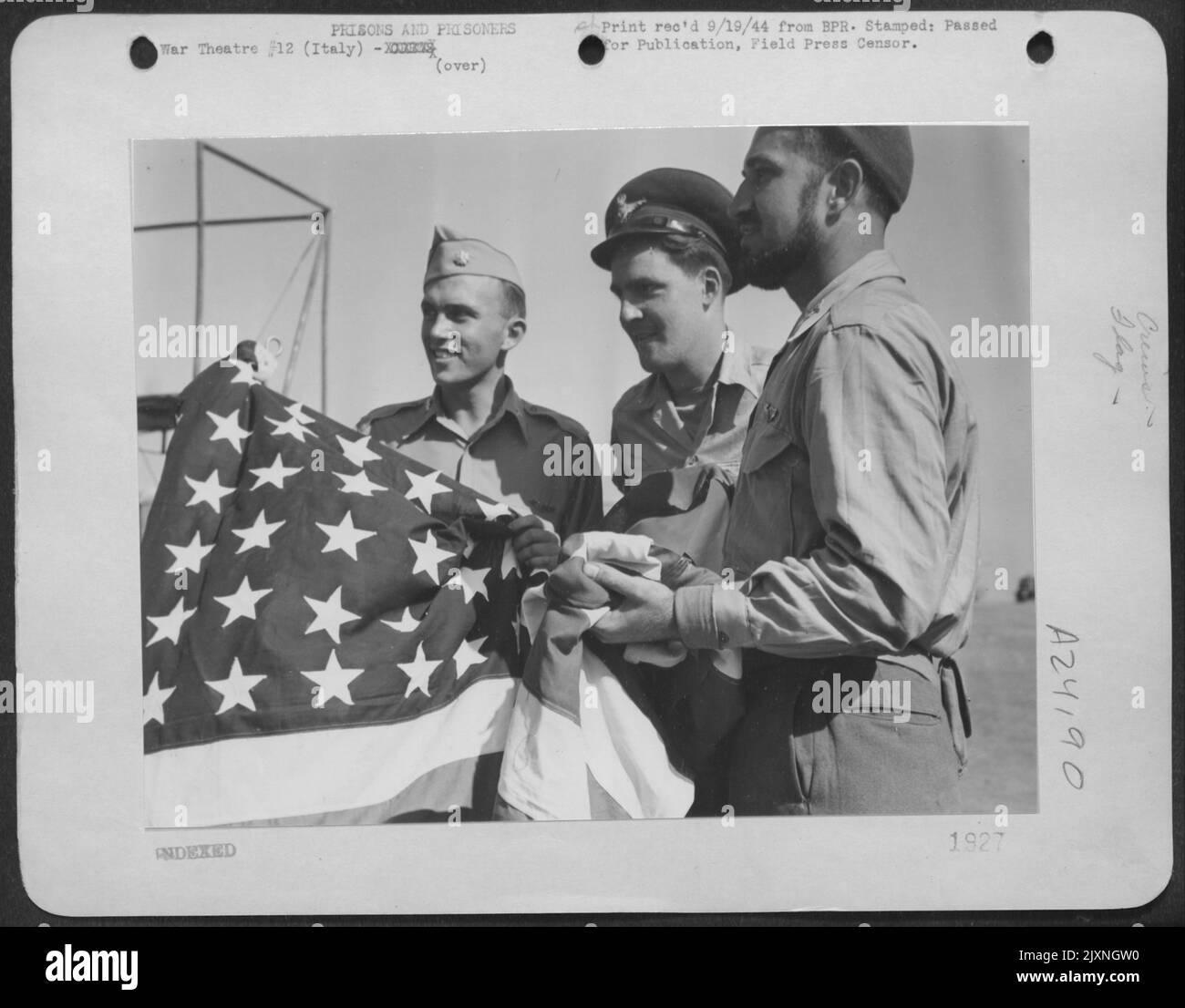 These American Airmen, Evacuated From A Rumanian Prison Camp, Hold The Flag They Flew Over Their Prison In Russia. Over 1,000 American Airmen Were Brought Back To Italy From Rumania. At First Their Food Was Bad Because The Rumanians Were Unprepared, But Stock Photo