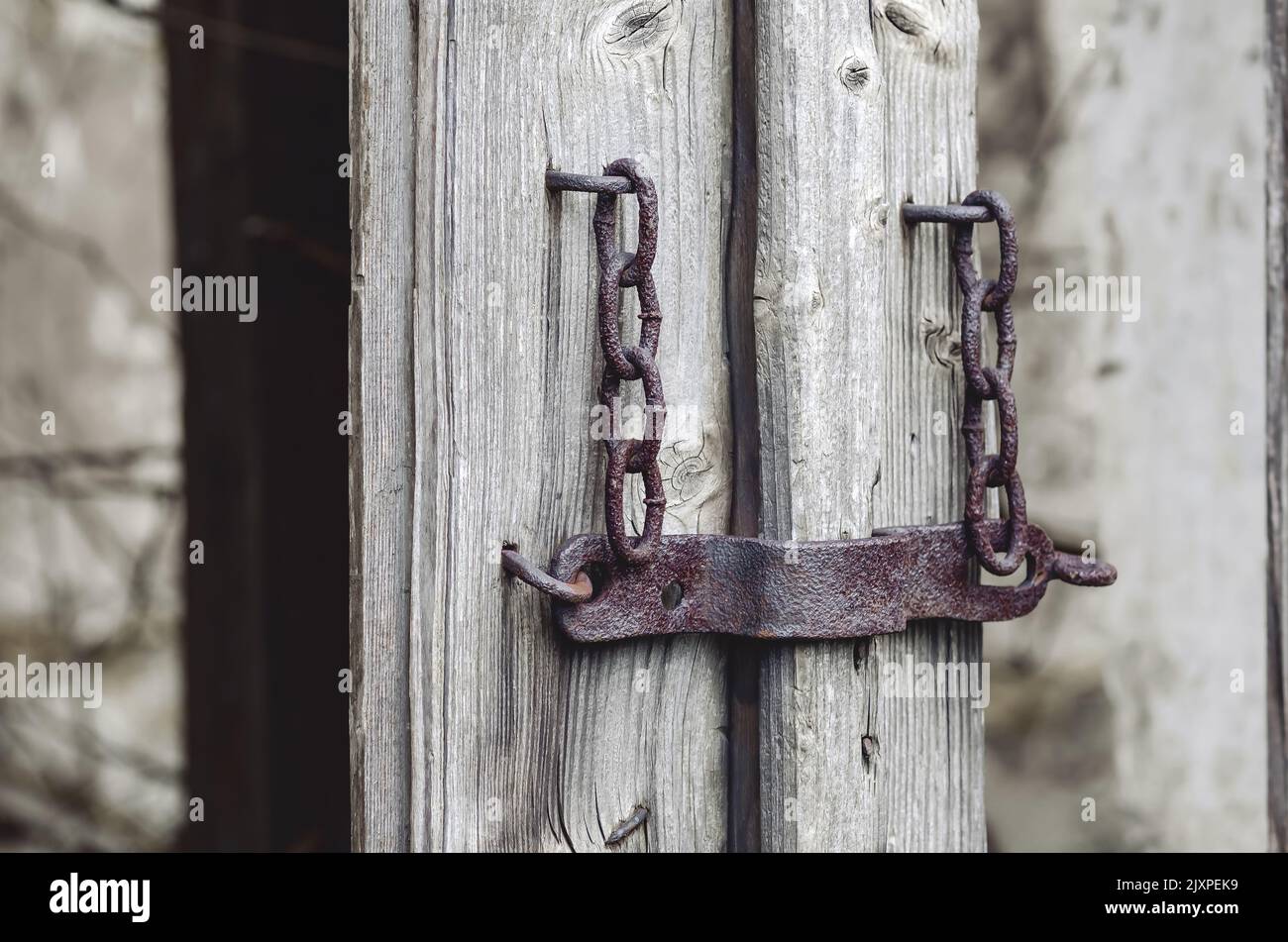 An old rusty lock on remains of an ancient door Stock Photo - Alamy