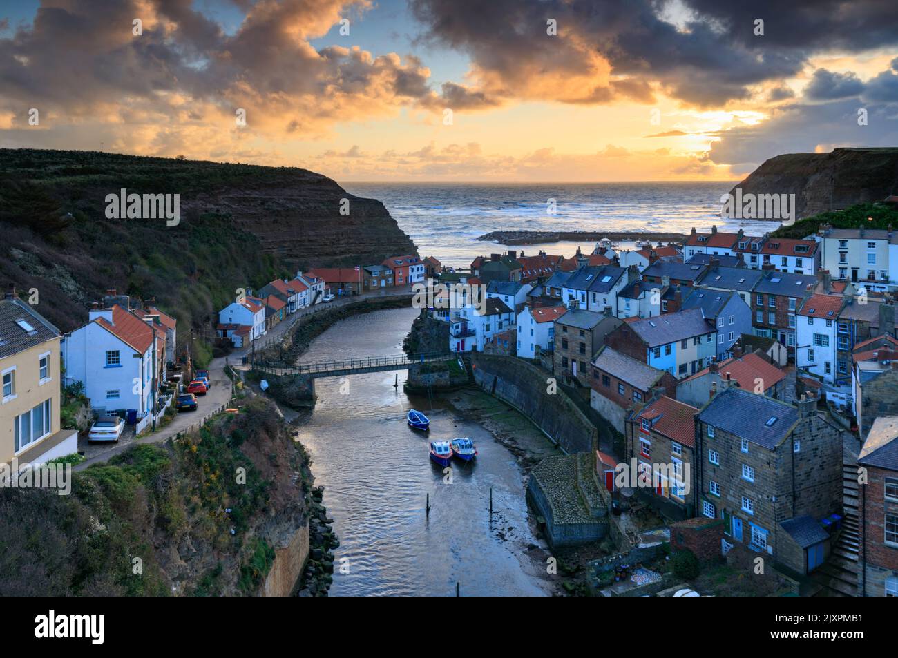 the-picturesque-village-of-staithes-on-the-north-yorkshire-coast