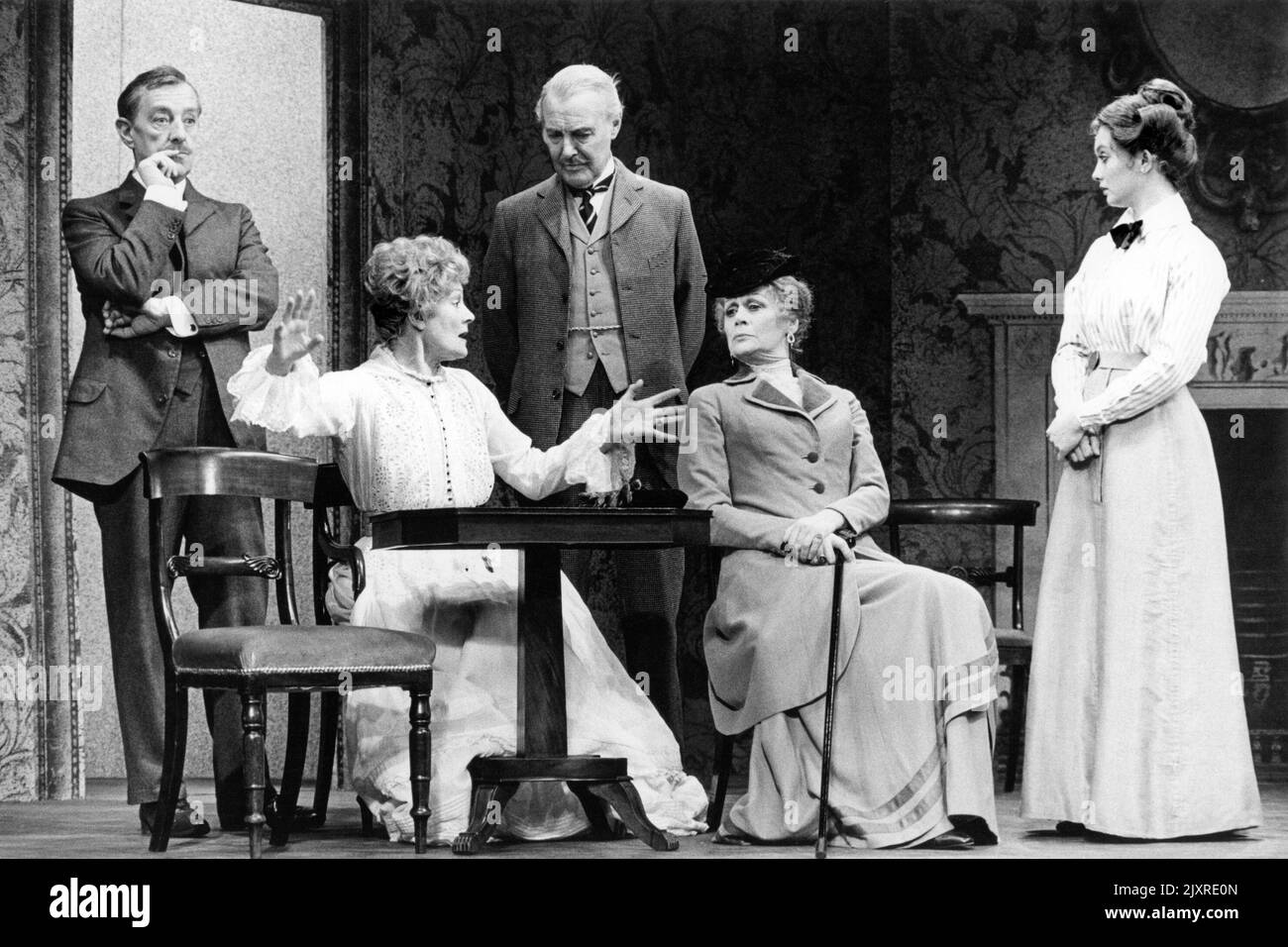 l-r: Alec Guinness (Dudley Gaveston), Rachel Kempson (Blanche Gaveston), Anthony Nicholls (Edgar Gaveston), Margaret Leighton (Matty Seaton), Nicola Pagett (Justine Gaveston) in A FAMILY AND A FORTUNE by Julian Mitchell at the Apollo Theatre, London W1  10/04/1975  adapted from the novel by I. Compton-Burnett  design: Margaret Harris  lighting: Nick Chelton  director: Alan Strachan Stock Photo