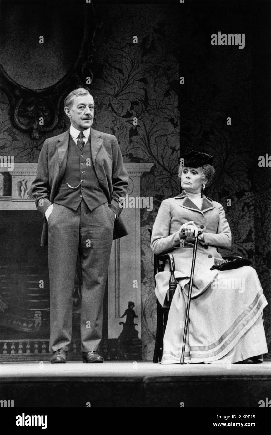 Alec Guinness (Dudley Gaveston), Margaret Leighton (Matty Seaton) in A FAMILY AND A FORTUNE by Julian Mitchell at the Apollo Theatre, London W1  10/04/1975  adapted from the novel by I. Compton-Burnett  design: Margaret Harris  lighting: Nick Chelton  director: Alan Strachan Stock Photo