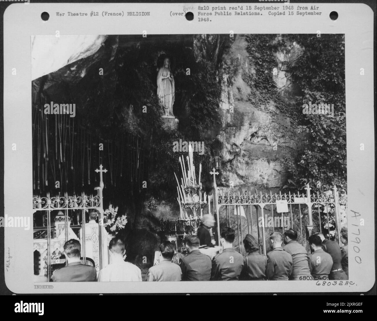 At The Wall Of The Grotto In Lourdes, France, Where St. Bernadette First Saw The Apparitions, Waf'S And Airmen Of The U.S. Air Forces In Europe Kneel In Silent Prayer. The Services Were Part Of Three-Day Ceremonies At The Lourdes Memorial To Fliers Kille Stock Photo