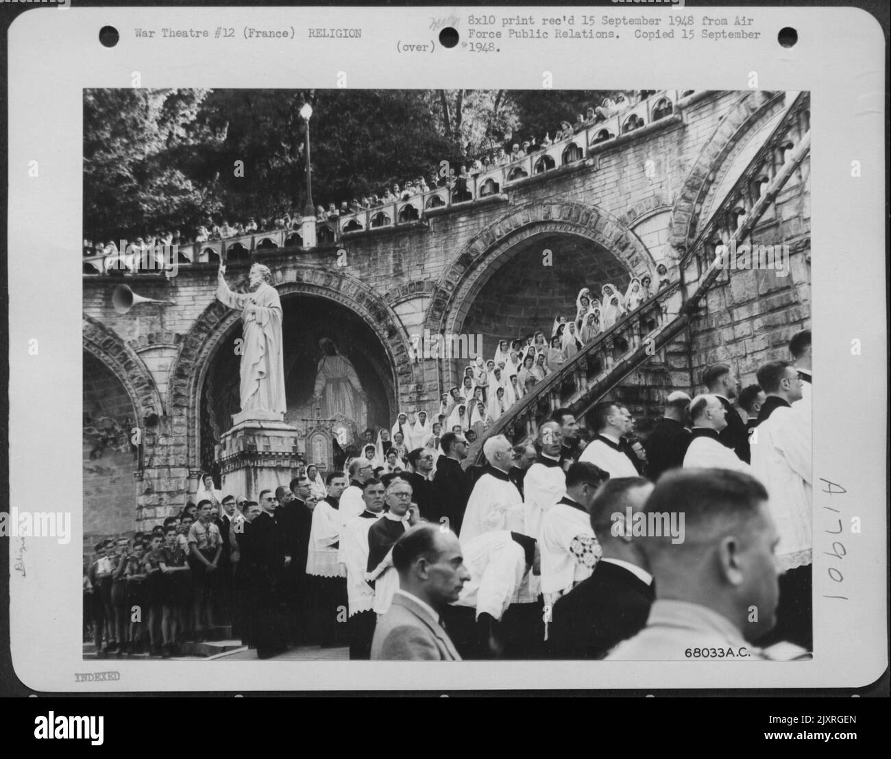 Boy Scouts, Churchmen And Worshippers Stand Silently At The Grotto Grounds In Lourdes, France, Before The Start Of The Procession Of The Holy Sacrament Through The Streets. Airmen Of 8 Nations, Including Three Wafs And 16 Airmen Of The Us Air Forces In E Stock Photo