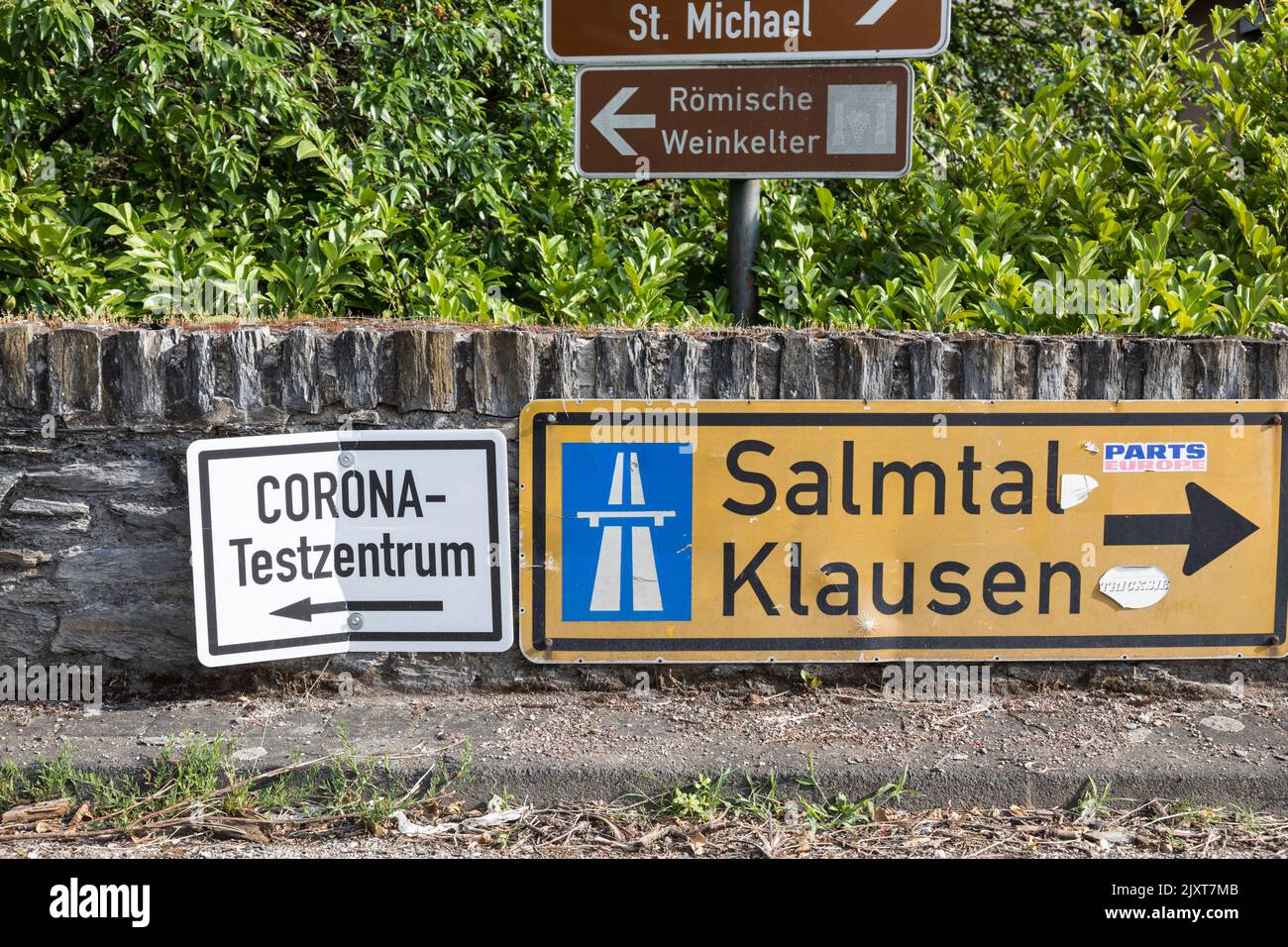 Sign to a Covid-19 (Corona) test centre, Germany. Stock Photo