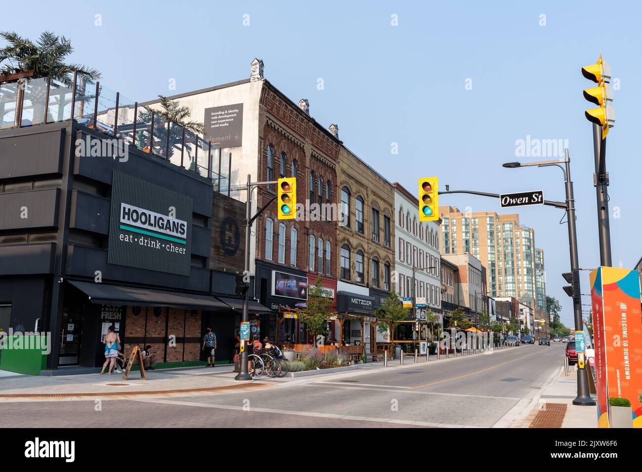 Barrie, Ontario, Canada - July 25 2021 : Heritage and modern buildings on Dunlop Street. Downtown City of Barrie street view. Stock Photo