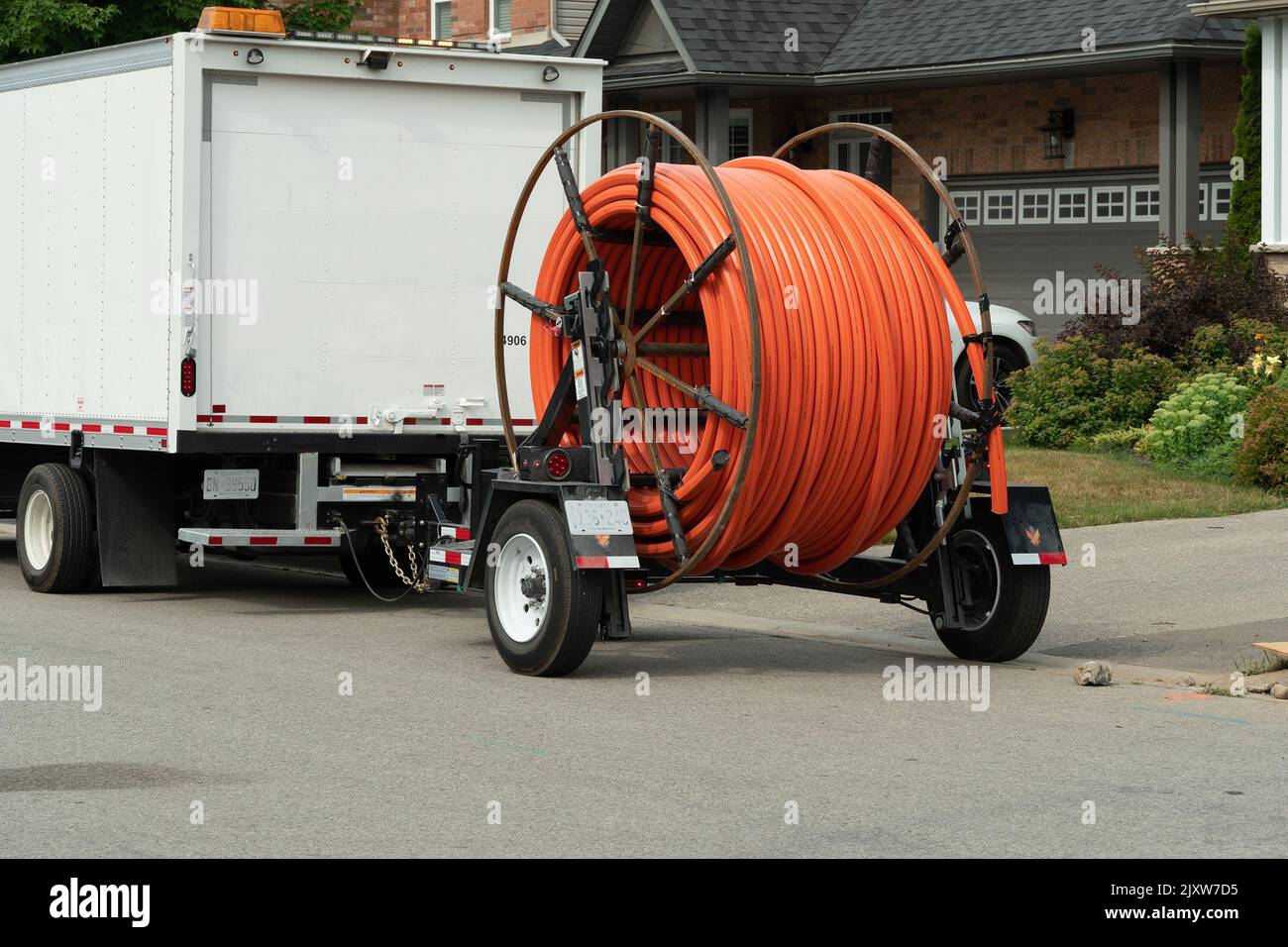 https://c8.alamy.com/comp/2JXW7D5/red-plastic-pipe-for-fiber-optic-cable-on-trailer-reel-2JXW7D5.jpg