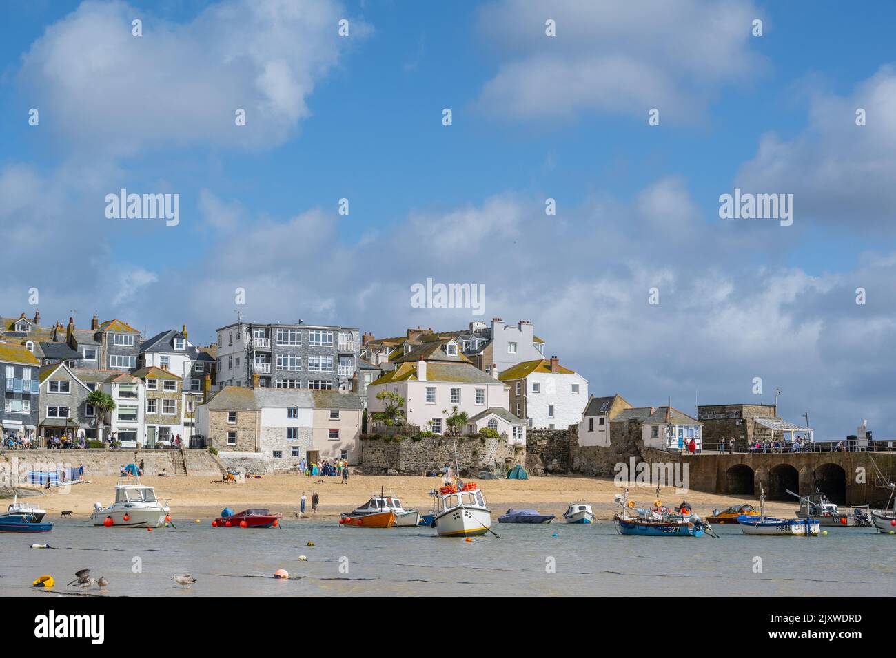 St Ives, Cornwall, UK. 7th Sep, 2022. UK Weather: Daytrippers and holidaymakers enjoyed some warm and sunny spells in between heavy rain and thundery downpours at the picturesque seaside resort of St Ives in Cornwall. The mixed weather is set to remain this week as low pressure systems sweep across the South West of England. Credit: Celia McMahon/Alamy Live News Stock Photo