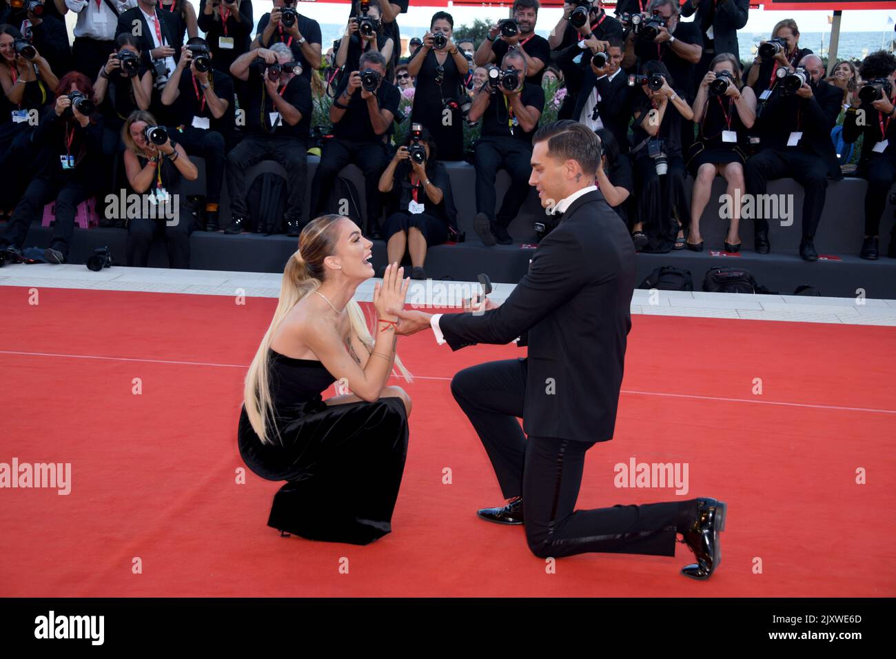 Venezia, 79th Venice Film Festival 2022, Proposta di matrimonio sul Red Carpet, Alessandro Basciano regala l'anello a Sophie Codegoni Stock Photo