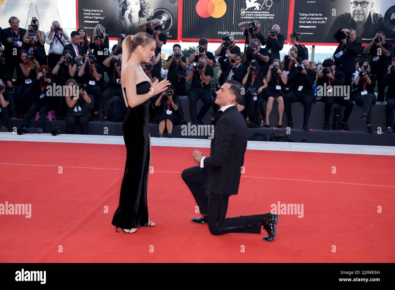 Venezia, 79th Venice Film Festival 2022, Proposta di matrimonio sul Red Carpet, Alessandro Basciano regala l'anello a Sophie Codegoni Stock Photo