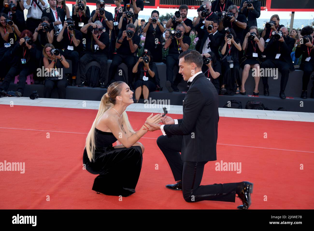 Venezia, 79th Venice Film Festival 2022, Proposta di matrimonio sul Red Carpet, Alessandro Basciano regala l'anello a Sophie Codegoni Stock Photo