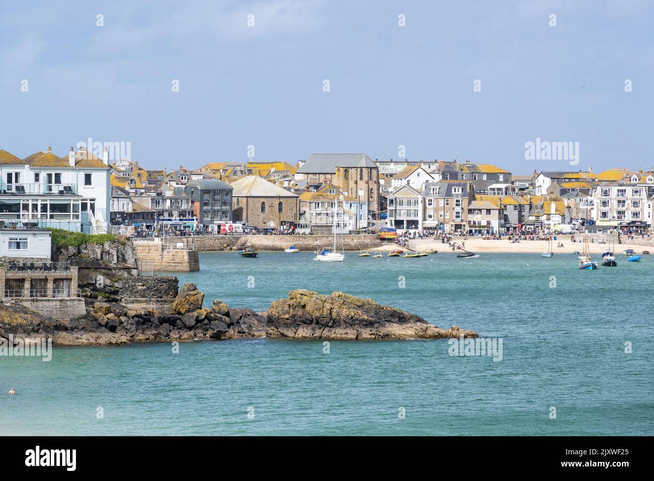 St Ives, Cornwall, UK. 7th Sep, 2022. UK Weather: Daytrippers and holidaymakers enjoyed some warm and sunny spells in between heavy rain and thundery downpours at the picturesque seaside resort of St Ives in Cornwall. The mixed weather is set to remain this week as low pressure systems sweep across the South West of England. Credit: Celia McMahon/Alamy Live News Stock Photo