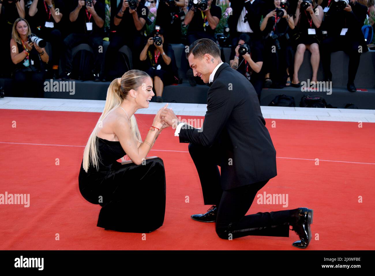 Venezia, 79th Venice Film Festival 2022, Proposta di matrimonio sul Red Carpet, Alessandro Basciano regala l'anello a Sophie Codegoni Stock Photo