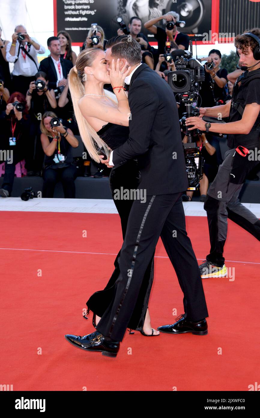 Venezia, 79th Venice Film Festival 2022, Proposta di matrimonio sul Red Carpet, Alessandro Basciano regala l'anello a Sophie Codegoni Stock Photo