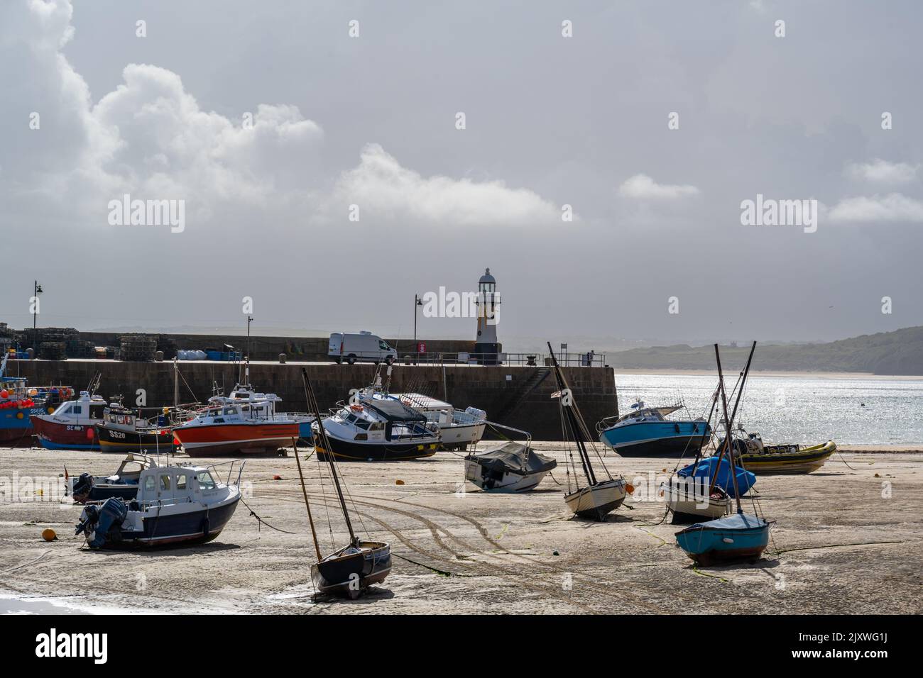 St Ives, Cornwall, UK. 7th Sep, 2022. UK Weather: Dark clouds gather over the sea bringing heavy rain and thundery downpours at the picturesque seaside resort of St Ives in Cornwall. The unpredictable weather is set to remain this week as low pressure systems sweep across the South West of England. Credit: Celia McMahon/Alamy Live News Stock Photo