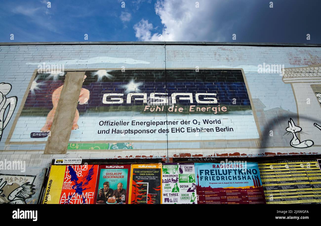 Ein Werbe-Graffiti der GASAG in Berlin mit ihrem Slogan 'Fühl die Energie' zur Zeit des Gasembargos gegen Russland. Stock Photo
