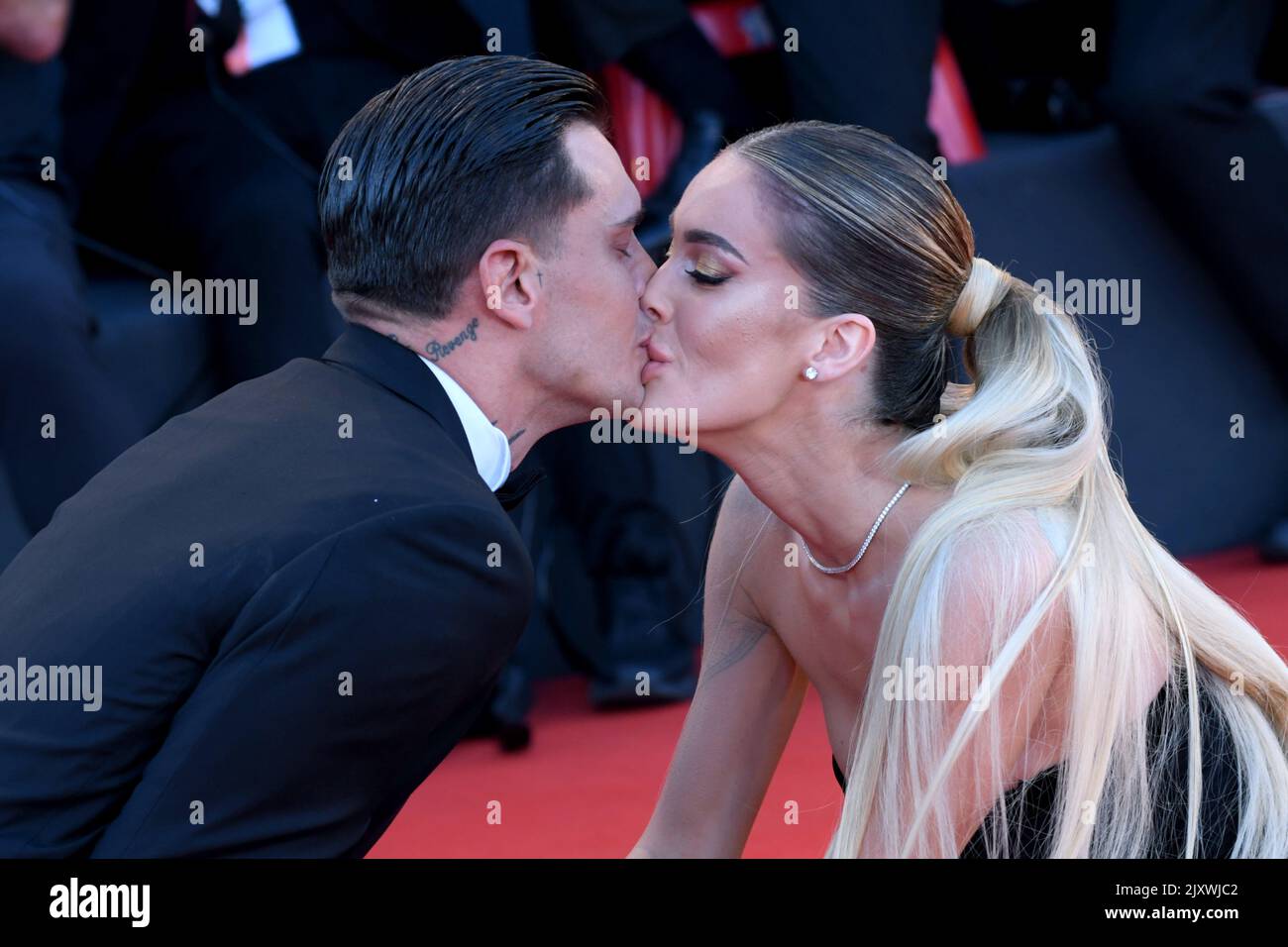 Venezia, 79th Venice Film Festival 2022, Proposta di matrimonio sul Red Carpet, Alessandro Basciano regala l'anello a Sophie Codegoni Stock Photo