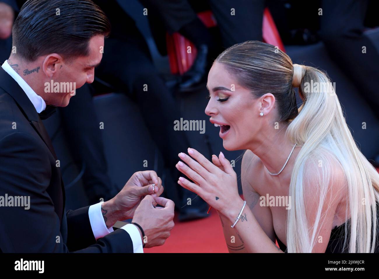 Venezia, 79th Venice Film Festival 2022, Proposta di matrimonio sul Red Carpet, Alessandro Basciano regala l'anello a Sophie Codegoni Stock Photo