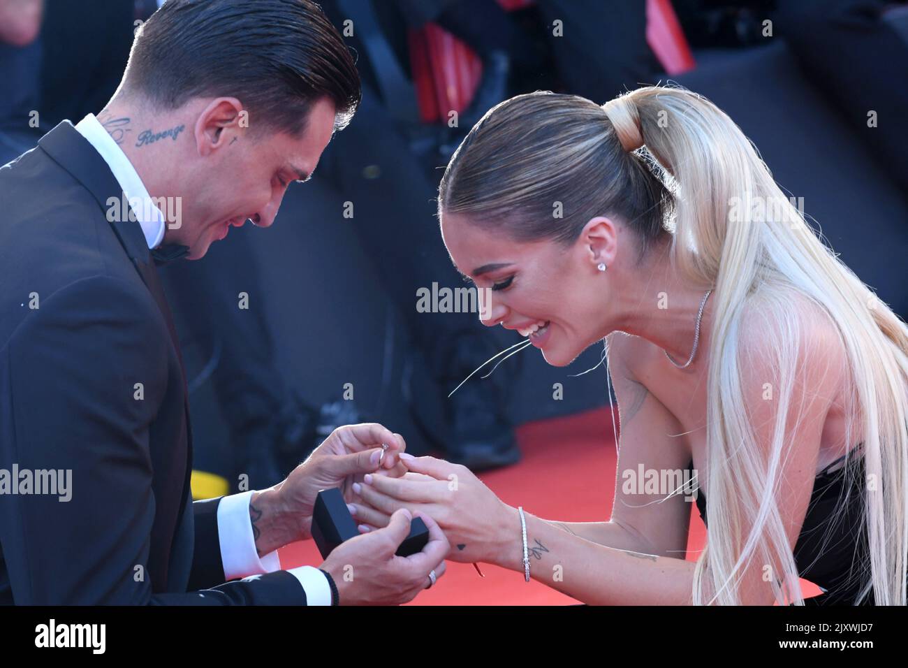 Venezia, 79th Venice Film Festival 2022, Proposta di matrimonio sul Red Carpet, Alessandro Basciano regala l'anello a Sophie Codegoni Stock Photo