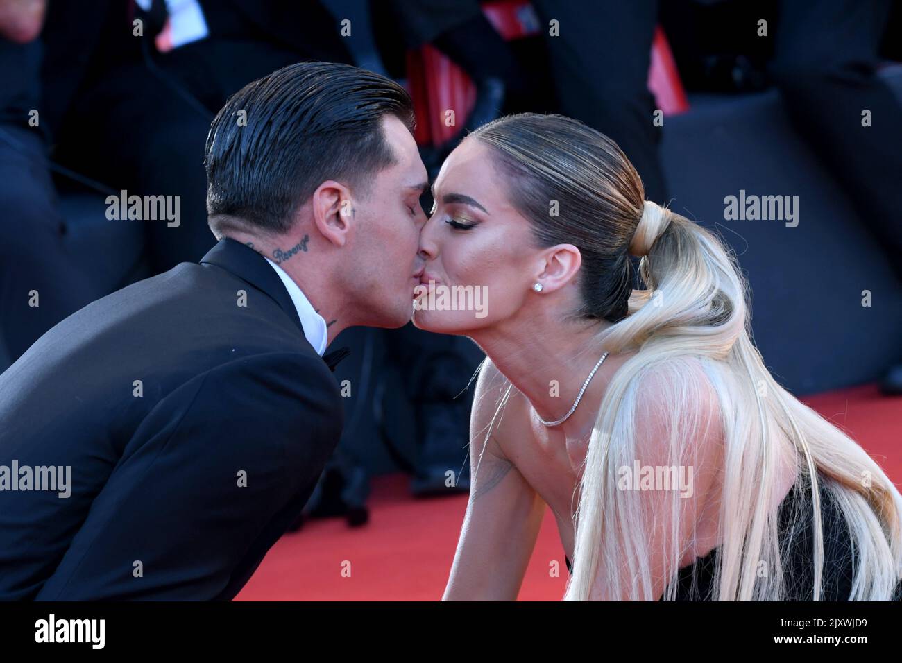 Venezia, 79th Venice Film Festival 2022, Proposta di matrimonio sul Red Carpet, Alessandro Basciano regala l'anello a Sophie Codegoni Stock Photo