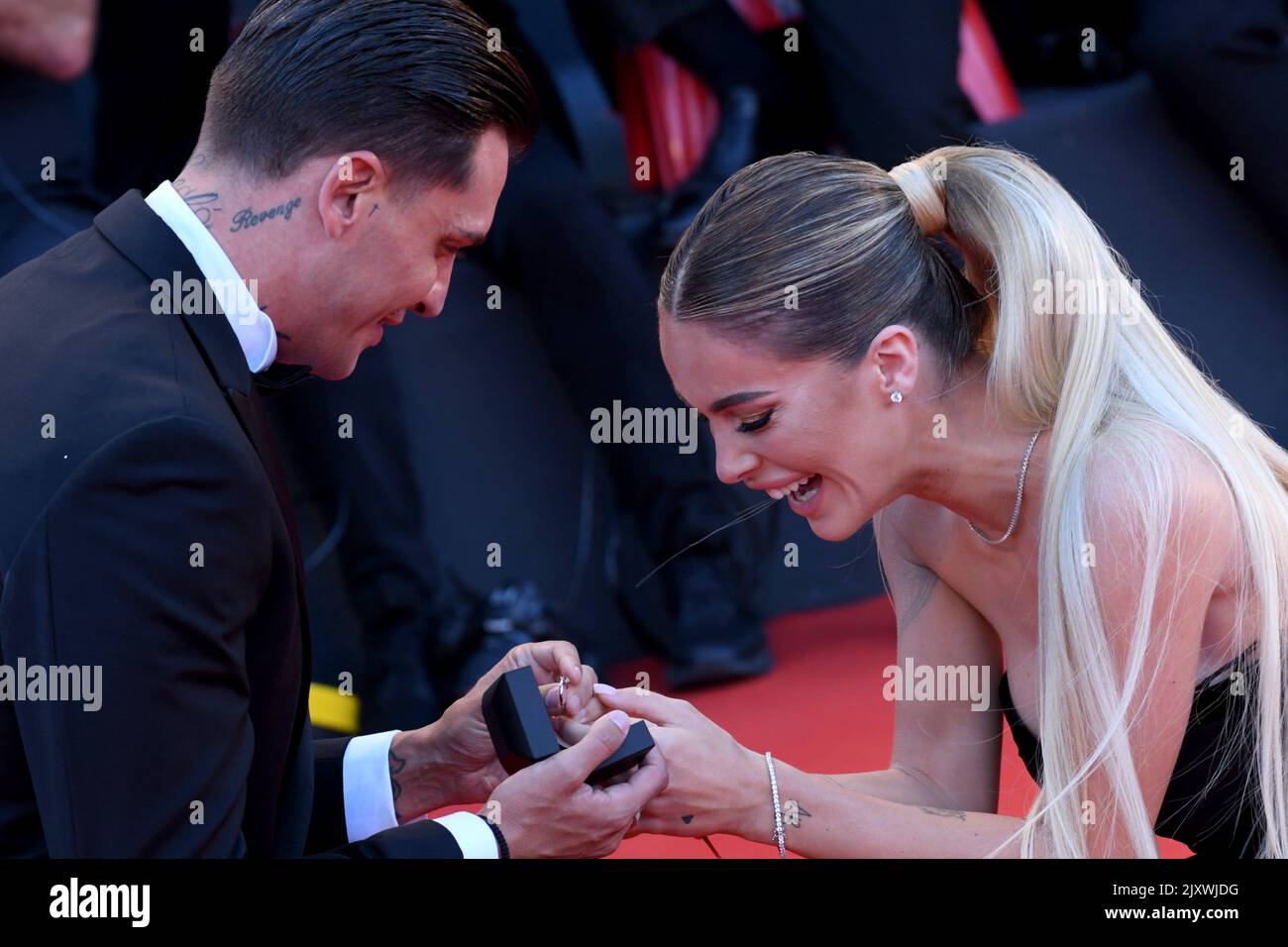 Venezia, 79th Venice Film Festival 2022, Proposta di matrimonio sul Red Carpet, Alessandro Basciano regala l'anello a Sophie Codegoni Stock Photo