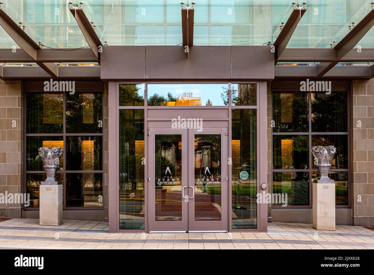 High rise building curtain walls hi-res stock photography and images ...