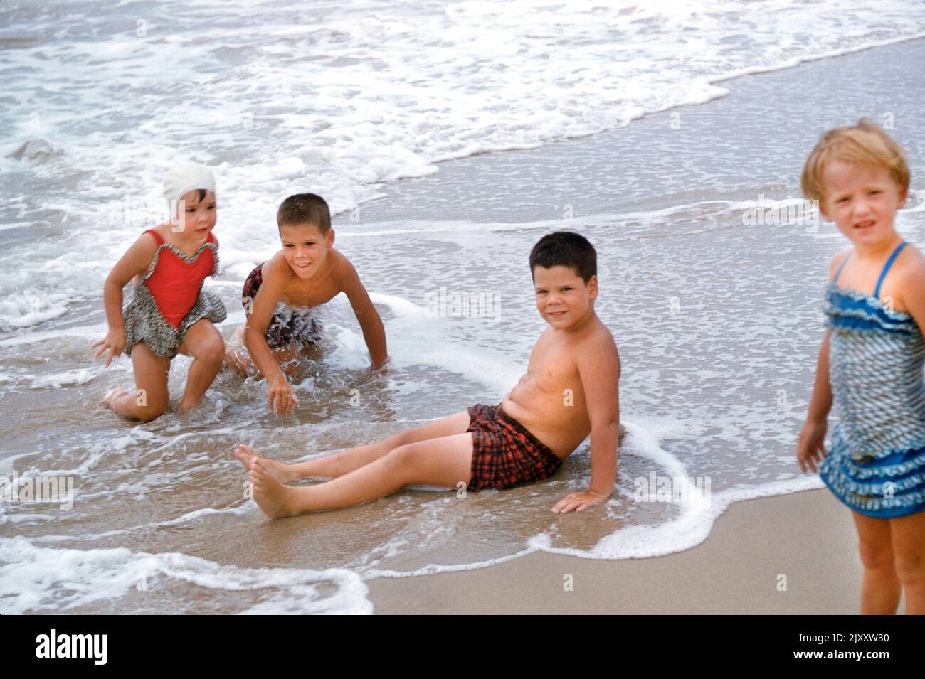 Four Young Children at Beach, Hamptons, Long Island, New York, USA, Toni Frissell Collection, August 1955 Stock Photo