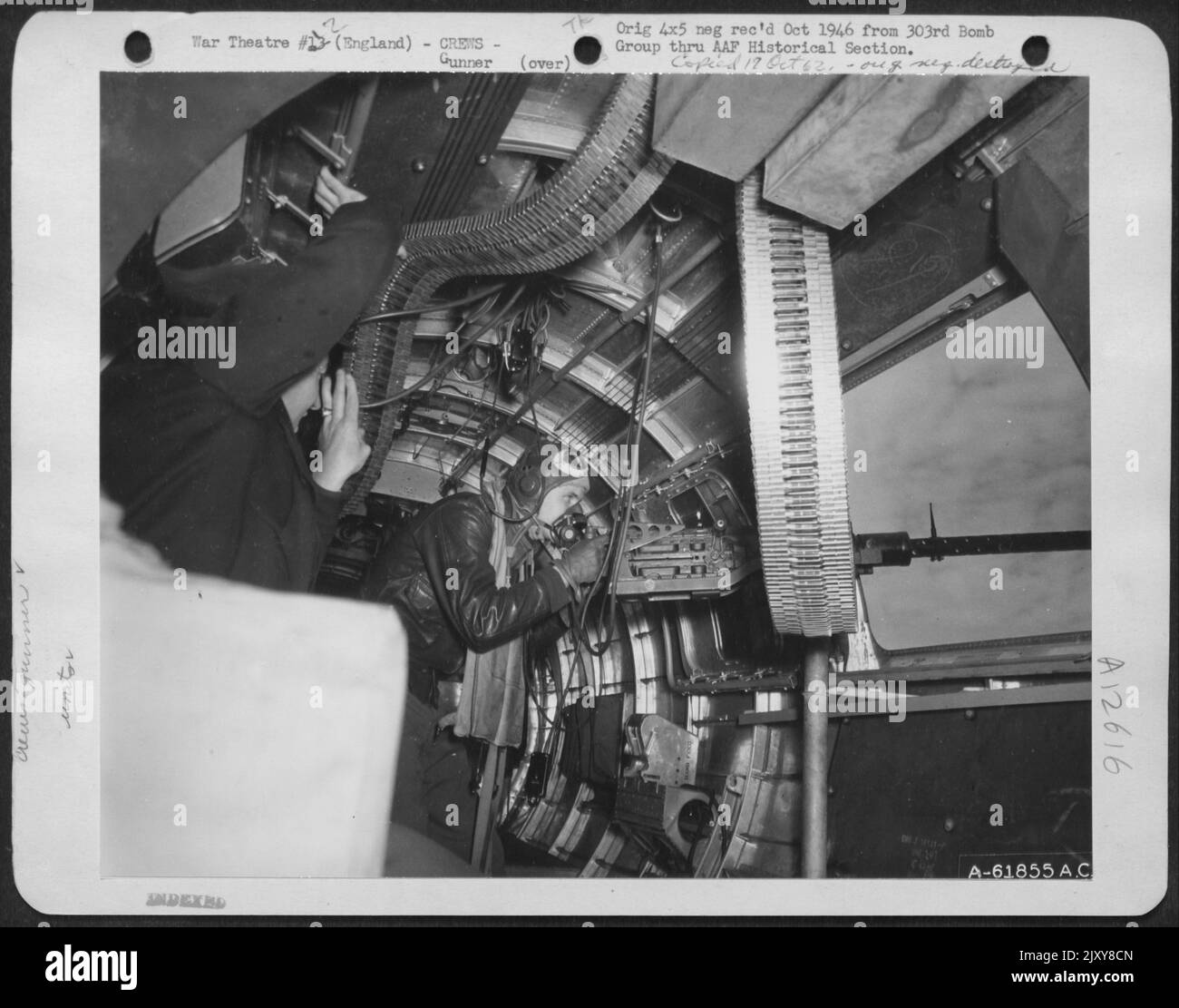 Waist Gunner Of The Boeing B-17 'Flying Fortress' Hell'S Angels Mans His Post. 303Rd Bomb Group, England. 6 June 1943. Stock Photo
