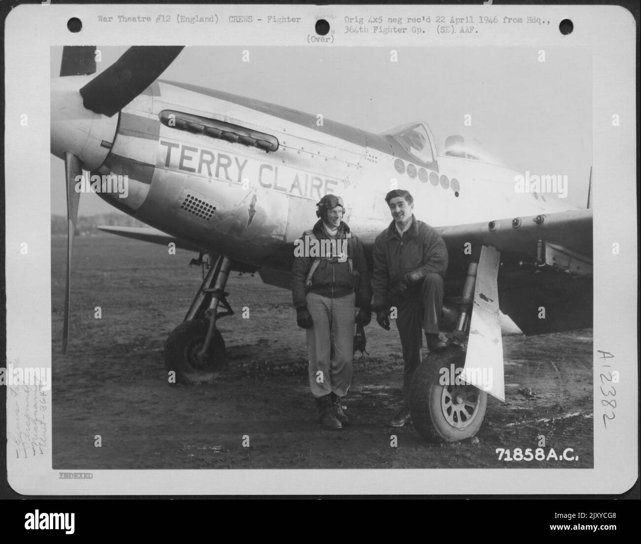 Lt. Fowle, Pilot, Talks To His Crew Chief As They Stand Beside The North American P-51 'Terry Claire Iii' Of The 364Th Fighter Group, 67Th Fighter Wing, At 8Th Air Force Station F-375, Honnington, England. 31 December 1944. Stock Photo