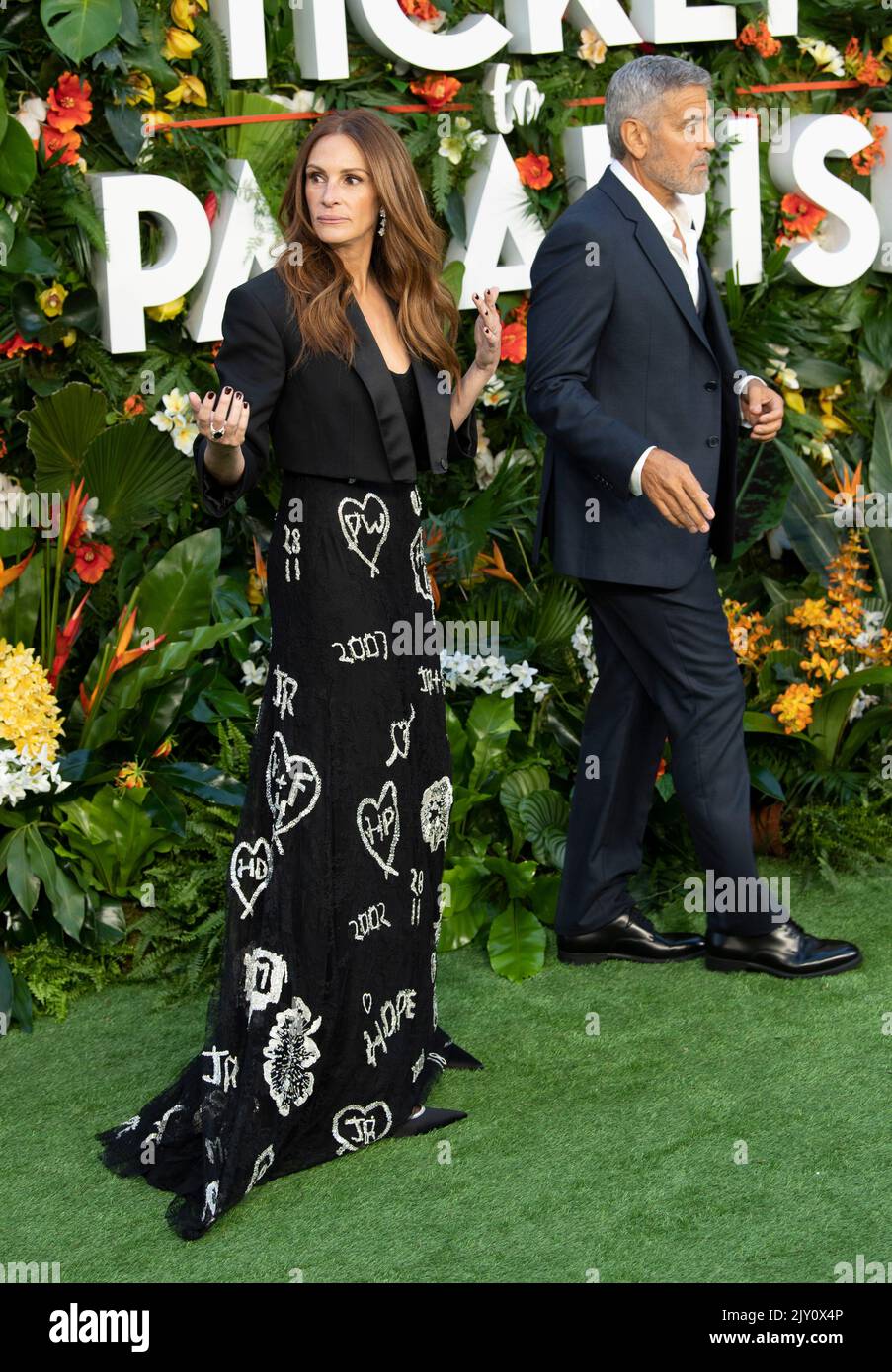 https://c8.alamy.com/comp/2JY0X4P/london-uk-07th-sep-2022-julia-roberts-and-george-clooney-attend-the-ticket-to-paradise-world-premiere-at-the-odeon-luxe-leicester-square-london-uk-on-the-7th-september-2022-photo-by-gary-mitchellalamy-live-news-2JY0X4P.jpg