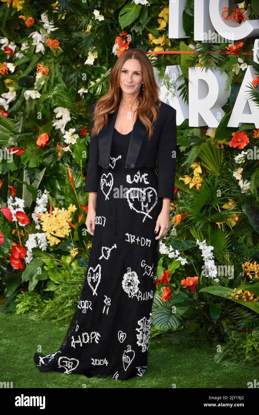 Julia roberts ticket to paradise hires stock photography and images