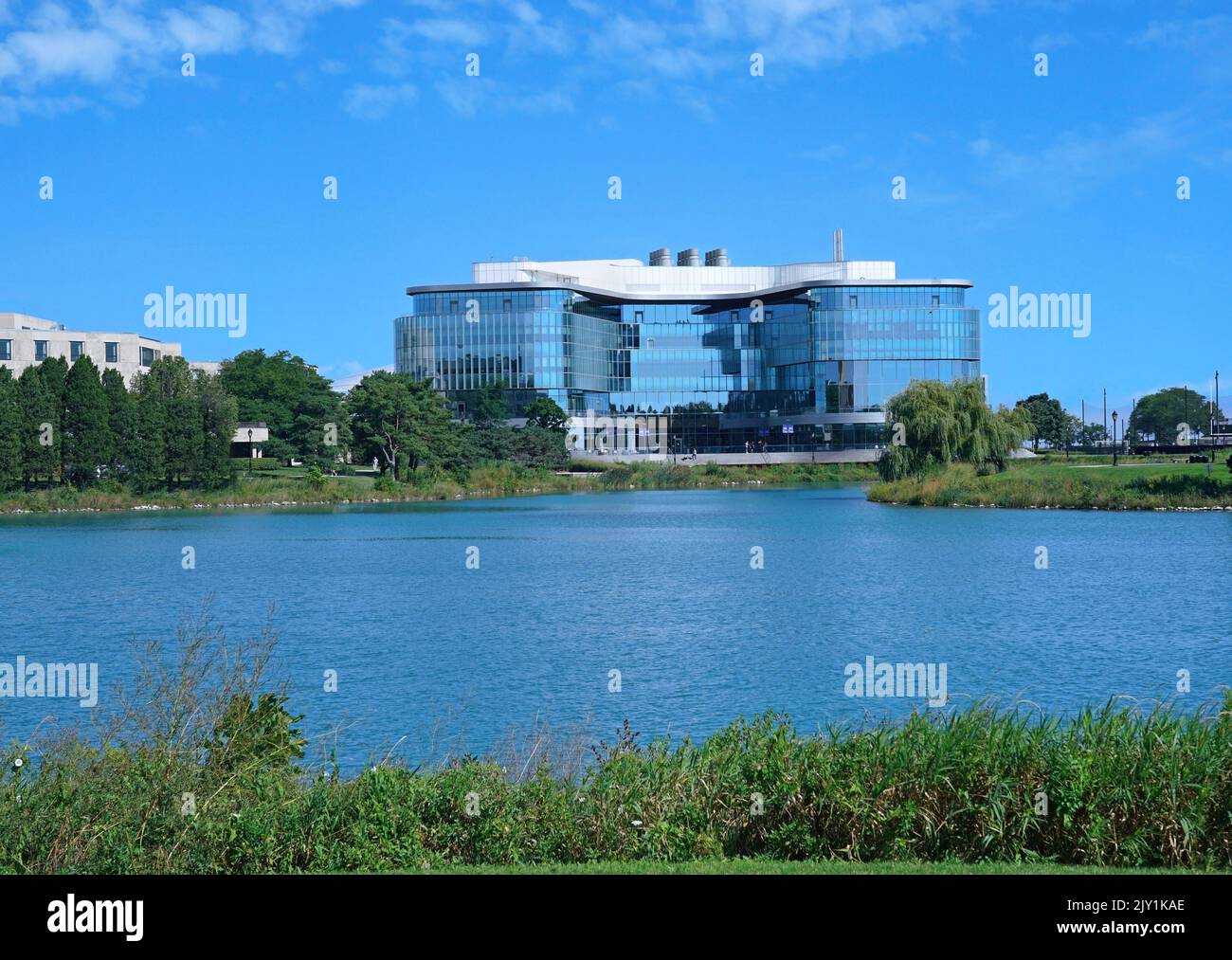 Evanston, IL, USA - August 2022:  General view of Northwestern University's attractive lakeside campus, with the new Kellogg School of Management Glob Stock Photo