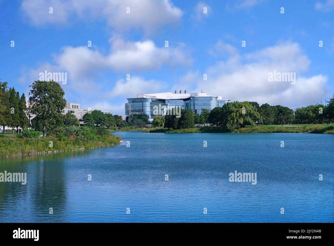 Evanston, IL, USA - August 2022:  Distant view of Northwestern University's attractive lakeside campus, with the new Kellogg School of Management Glob Stock Photo