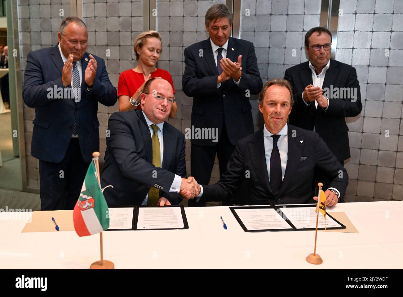 Markus Bangen Chief Executive Officer of Duisburger Hafen AG, Jacques Vandermeiren, CEO Port Of Antwerp, Annick De Ridder, Chairman Port of Antwerp and Flemish Minister President Jan Jambon pictured during the signing of a Memorandum of Understanding between the two ports, during a diplomatic meeting between Flanders and the German state of North Rhine-Westphalia, Wednesday 07 September 2022 in Dusseldorf. BELGA PHOTO DIRK WAEM Stock Photo